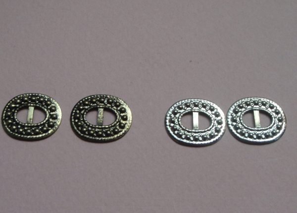 Une paire de bride boucle pour chaussure ou ceinture pour vêtements de poupée