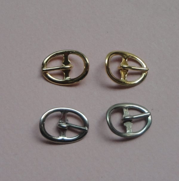 Une paire de bride or ou argent pour chaussure ou ceinture vêtement habit pour vêtements de poupée