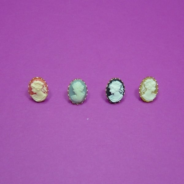 Une broche Camée pour poupée ancienne et contemporaine
