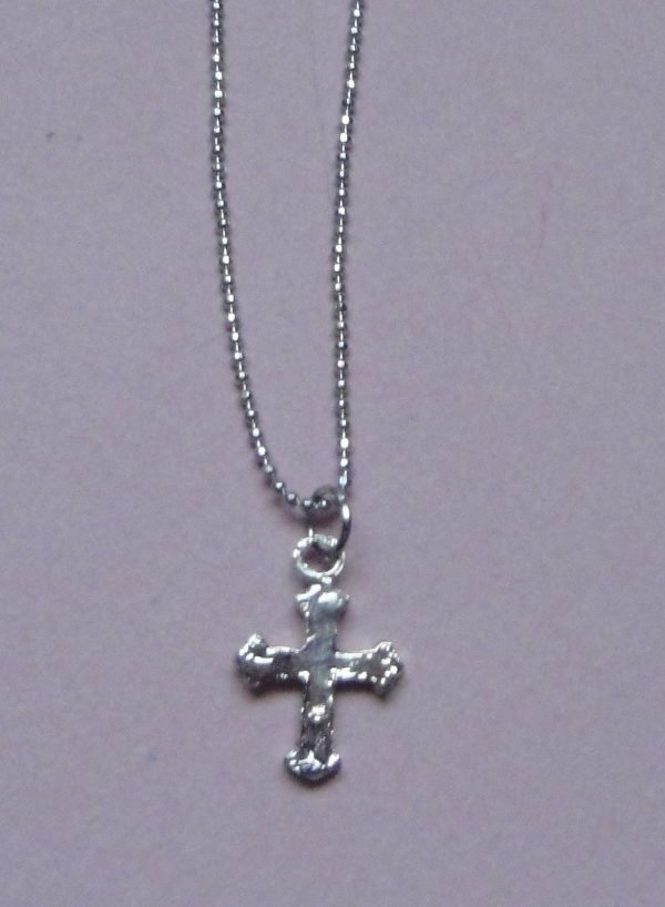 Chaine avec pendentif en croix couleur argent pour poupée ancienne contemporaine