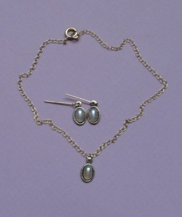 Ensemble collier et boucles d'oreilles avec perle ivoire pour poupée ancienne contemporaine