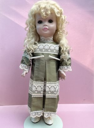 Vêtement de poupée fait main dans notre atelier